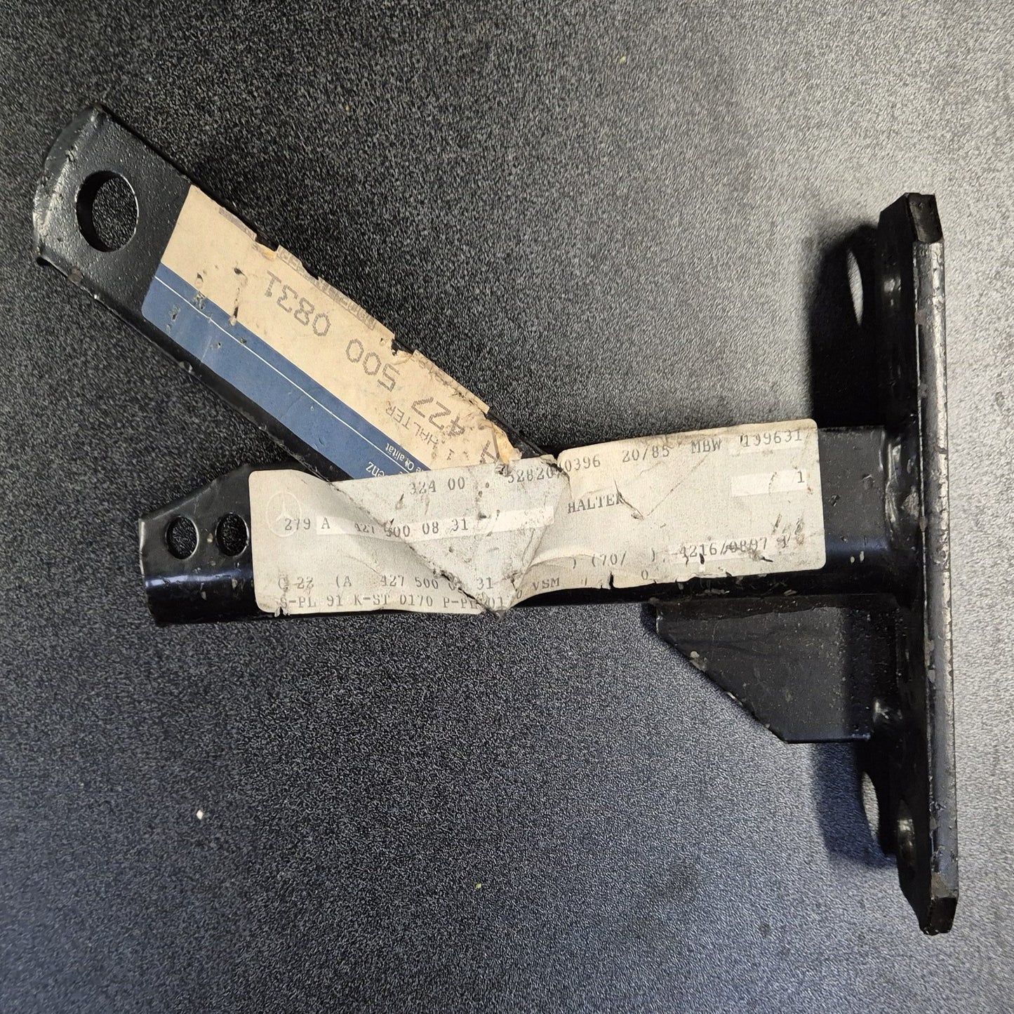 Unimog Halter für Stoßdämpfer Kühler - A4275000831