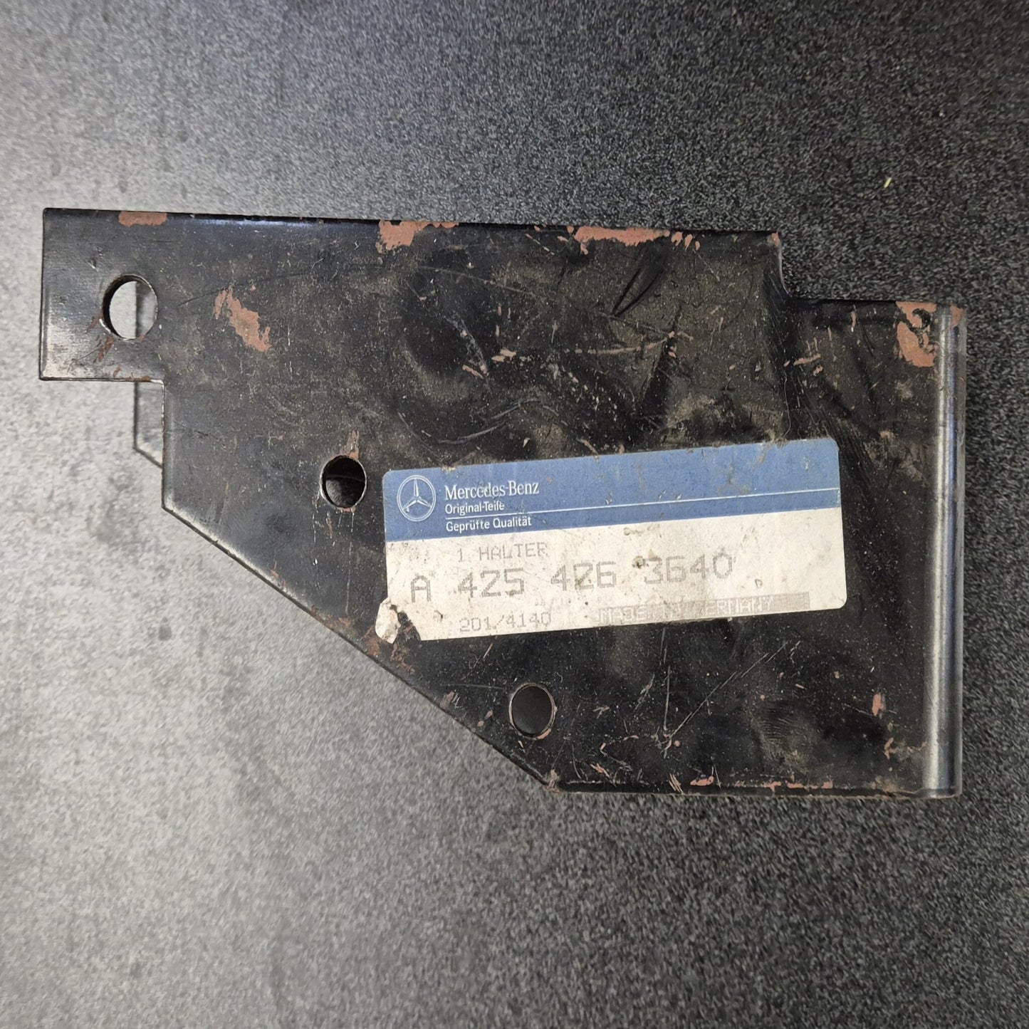 Unimog Halter für Behälter Hauptbremszylinder - A4254263640